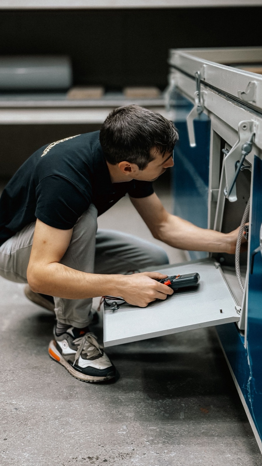 Un artisan concentré sur son travail